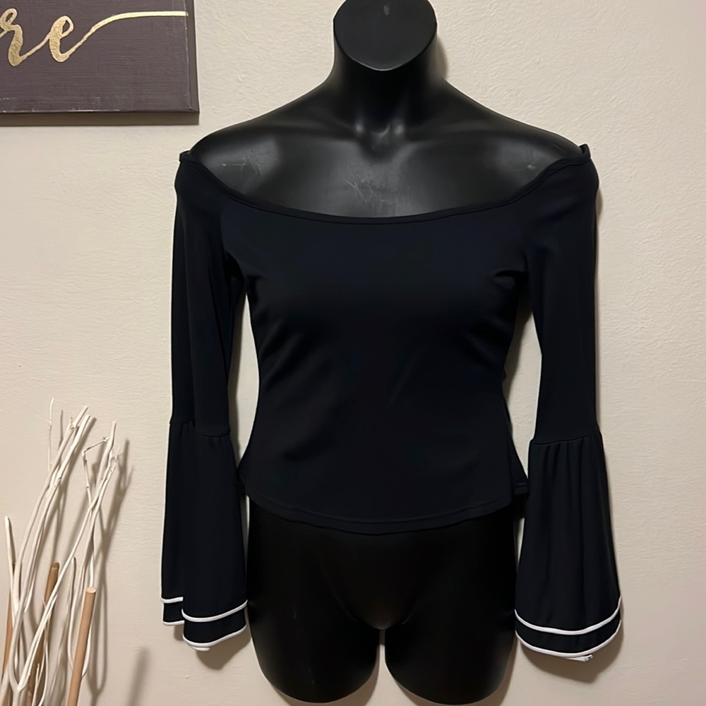 Off-shoulder Venus Top